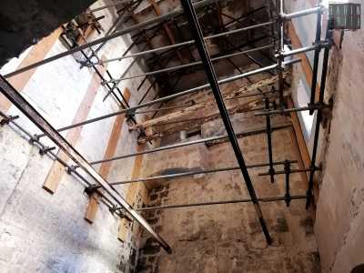 Torniamo sui nostri passi e, percorrendo un corridoio, raggiungiamo una delle zone crollate del palazzo